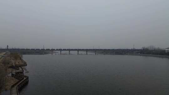 河流铁路桥运输火车上升