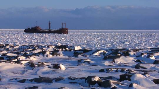 一艘船被困在结冰的哈德逊湾