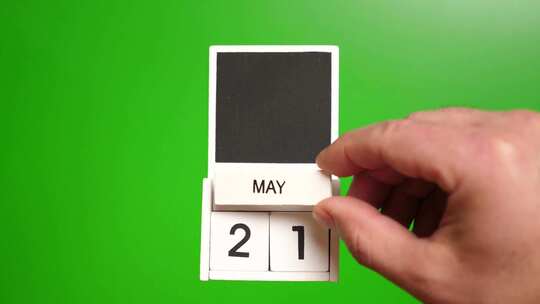 05.绿色背景上日期为5月21日的日历。