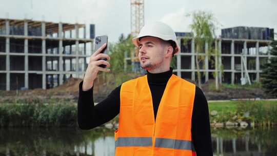 年轻迷人工程师为建筑物拍照视频素材模板下载