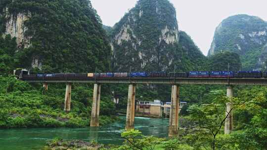 青山绿水间一列运货火车开进隧道