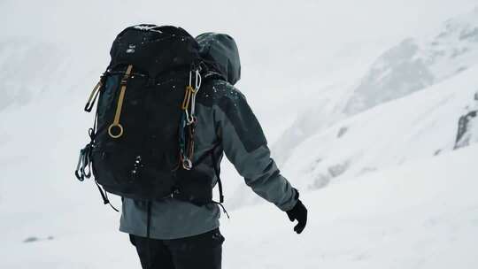 雪山中背着背包的登山者