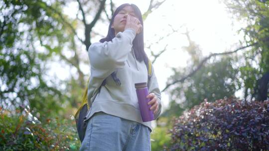 年轻活力青春女孩独自户外郊游踏青公园山林