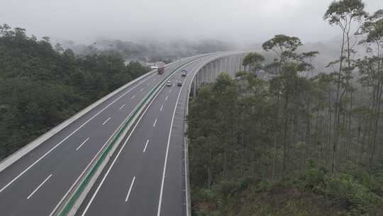 信宜云茂高速航拍，绿色高速公路