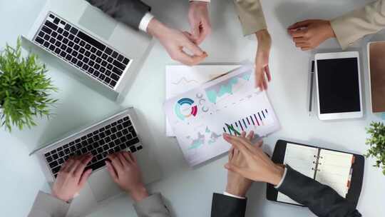 商务团队会议俯拍视角达成合作握手庆祝