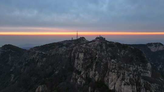 泰山极顶暮色下的山峦风光