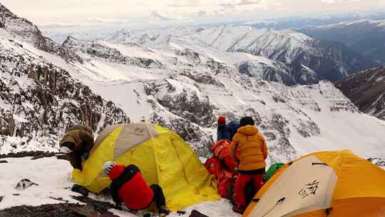 岷山山脉雪宝顶雪山C1营地搭建帐篷的登山队