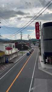 道路两旁都停着汽车的街道