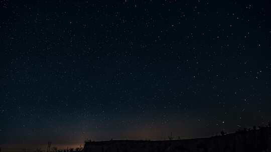 星空下的寂静山崖流星划过夜空