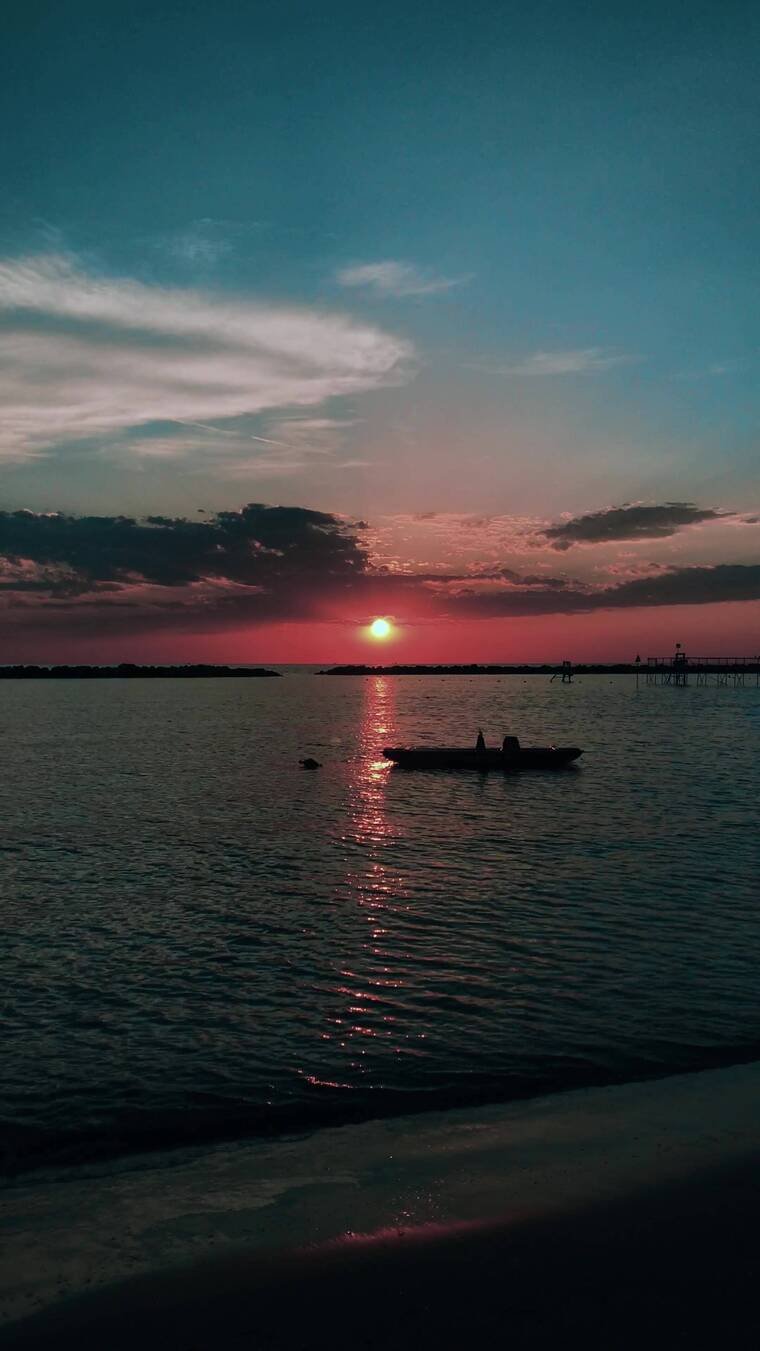 竖屏拍摄的落日晚霞海滩