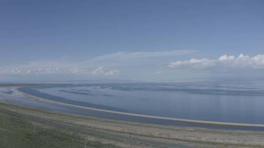 航拍广袤无垠的青海湖视频素材模板下载