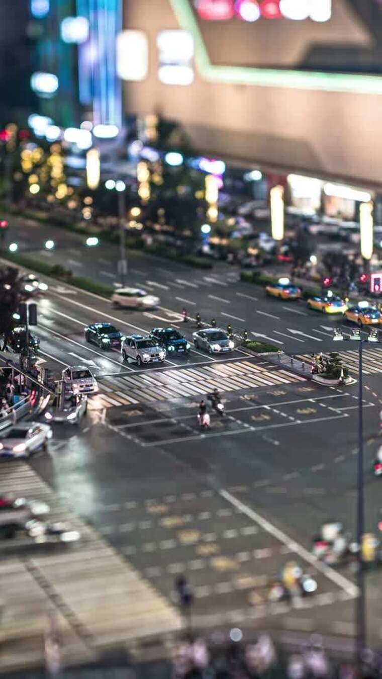 夜晚城市街道交通景象