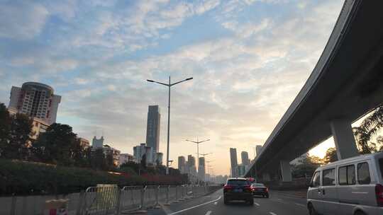 城市道路上的车辆与周边高楼