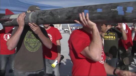 学生们在盐滩火箭科学竞赛中发射火箭