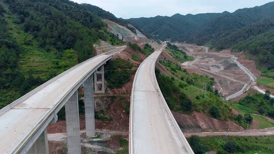 公路建设视频云南山区高速公路分道高架桥