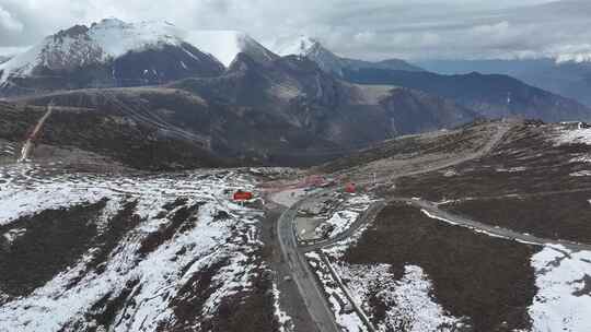 西藏G318公路业拉山垭口航拍自然风光