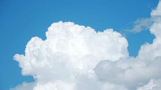 蓝天中的蓬松白云