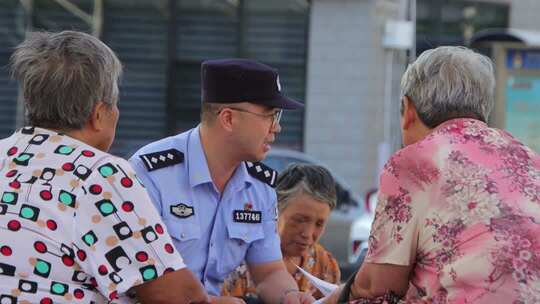 威海高区公安民警开展社区老年群众反诈宣传