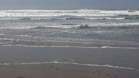 海浪拍打着海岸    