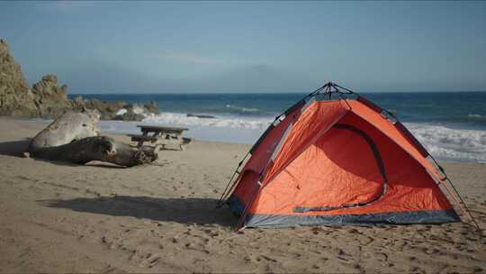 海滩上的橙色帐篷
