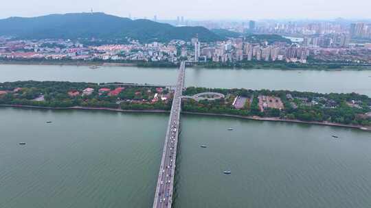 湖南长沙湘江橘子洲大桥立交桥车流交通航拍高清在线视频素材下载