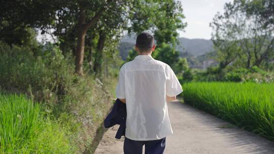 汗流浃背走在田间田地里视频素材模板下载