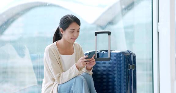 女子在机场使用手机