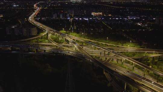 夜晚繁忙的城市交通