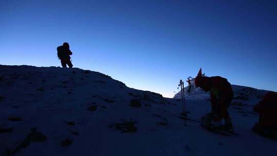 破晓时分的慕士塔格雪山登顶的登山队员