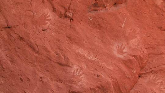 岩石壁上的印第安人手印
