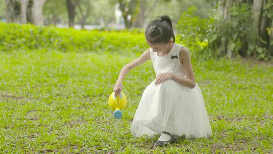 小女孩种树淋花房地产素材种下希望生态环保视频素材模板下载