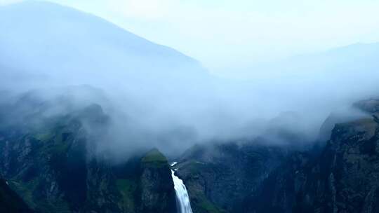 云雾萦绕 高山流水 峰峦叠嶂 天地交辉