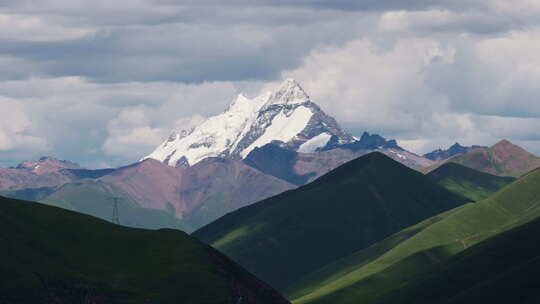 西藏那曲雪山和草原壮观大气视频视频素材模板下载