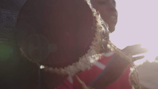 非洲人唱歌打鼓跳舞人群