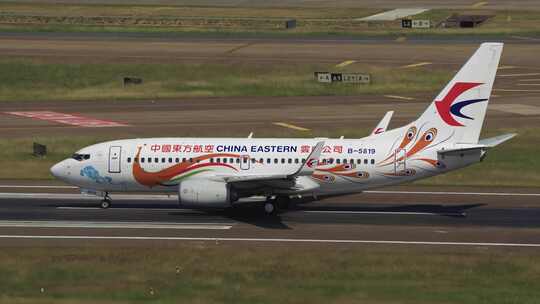 东航云南公司孔雀彩绘机滑行起飞过程