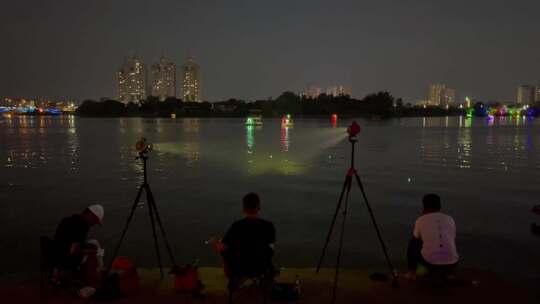 夜晚河边野钓的人群河流游船