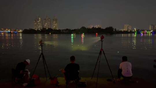 夜晚河边野钓的人群河流游船视频素材模板下载