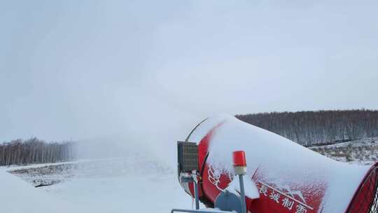 造雪机人造雪造雪作业视频素材模板下载