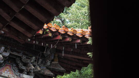 秋季下雨中岱庙古迹古建筑屋檐滴水雨中景色