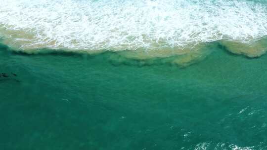 碧蓝的大海浪花海岸线