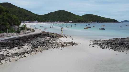 泰国Koh Larn塔瓦恩海滩海岸附近的