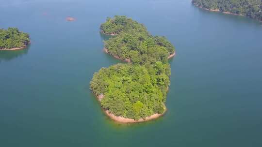 航拍湖面海上荒岛