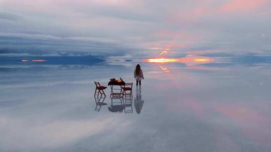 天空之镜蓝天白云倒影情侣旅行玻利维亚盐湖