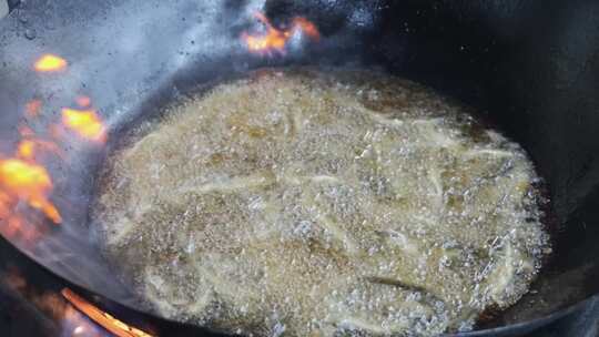 锅中热油正在油炸食物