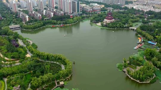 航拍济宁南池的美景