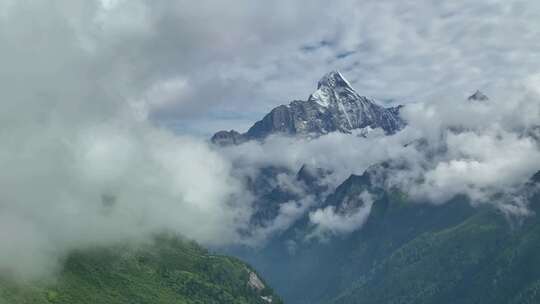 航拍云雾缭绕的四川阿坝四姑娘山幺妹峰