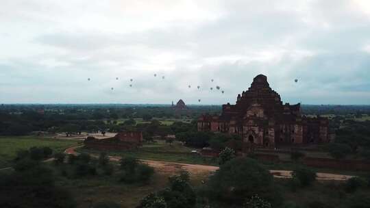 鸟瞰柬埔寨暹粒市附近的吴哥窟遗址视频素材模板下载