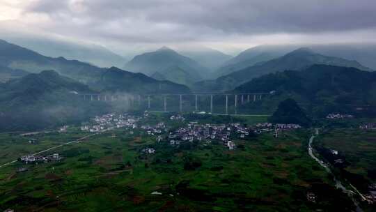 早晨日出桂林喀斯特地貌下的乡村与高铁