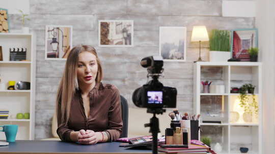 著名美容师录制关于护肤品的视频