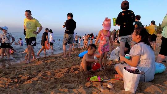 黄昏的海边沙滩上玩耍的孩子们视频素材模板下载